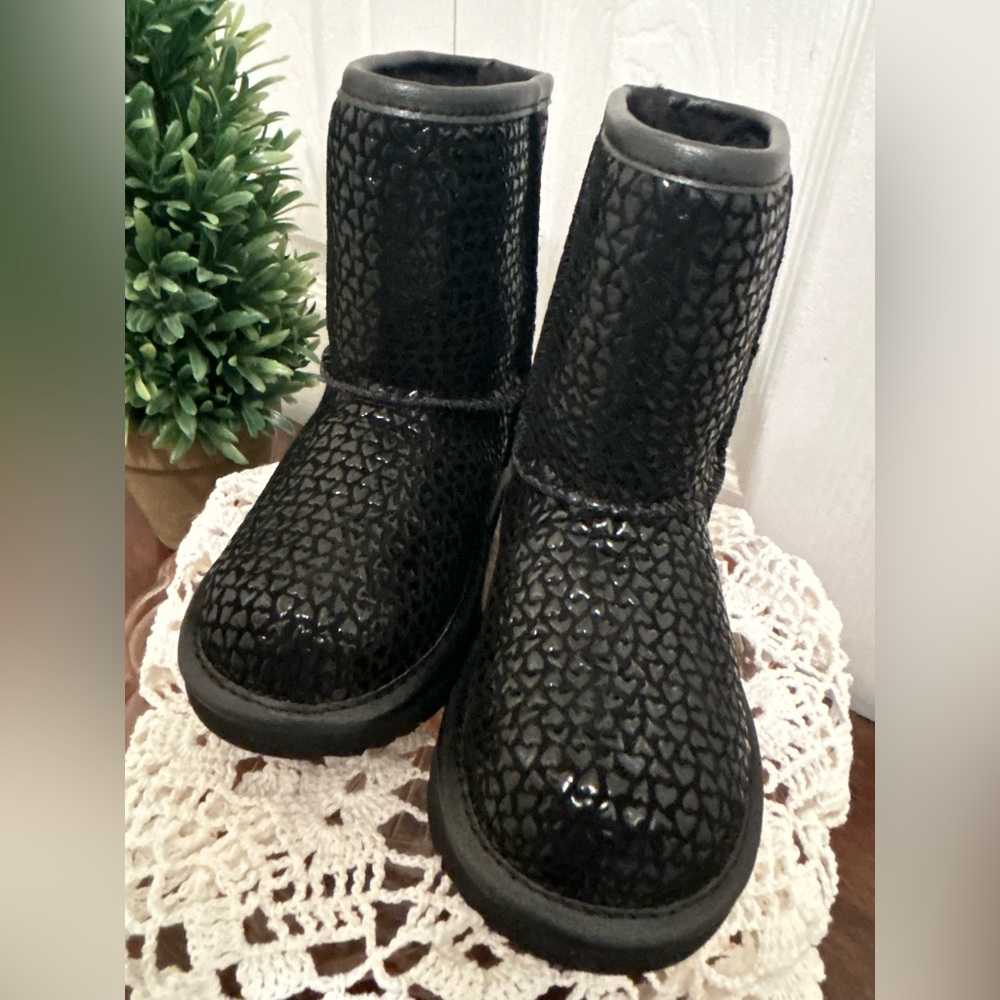 UGG Toddler size 8 & Classic II Gel Hearts boot Black